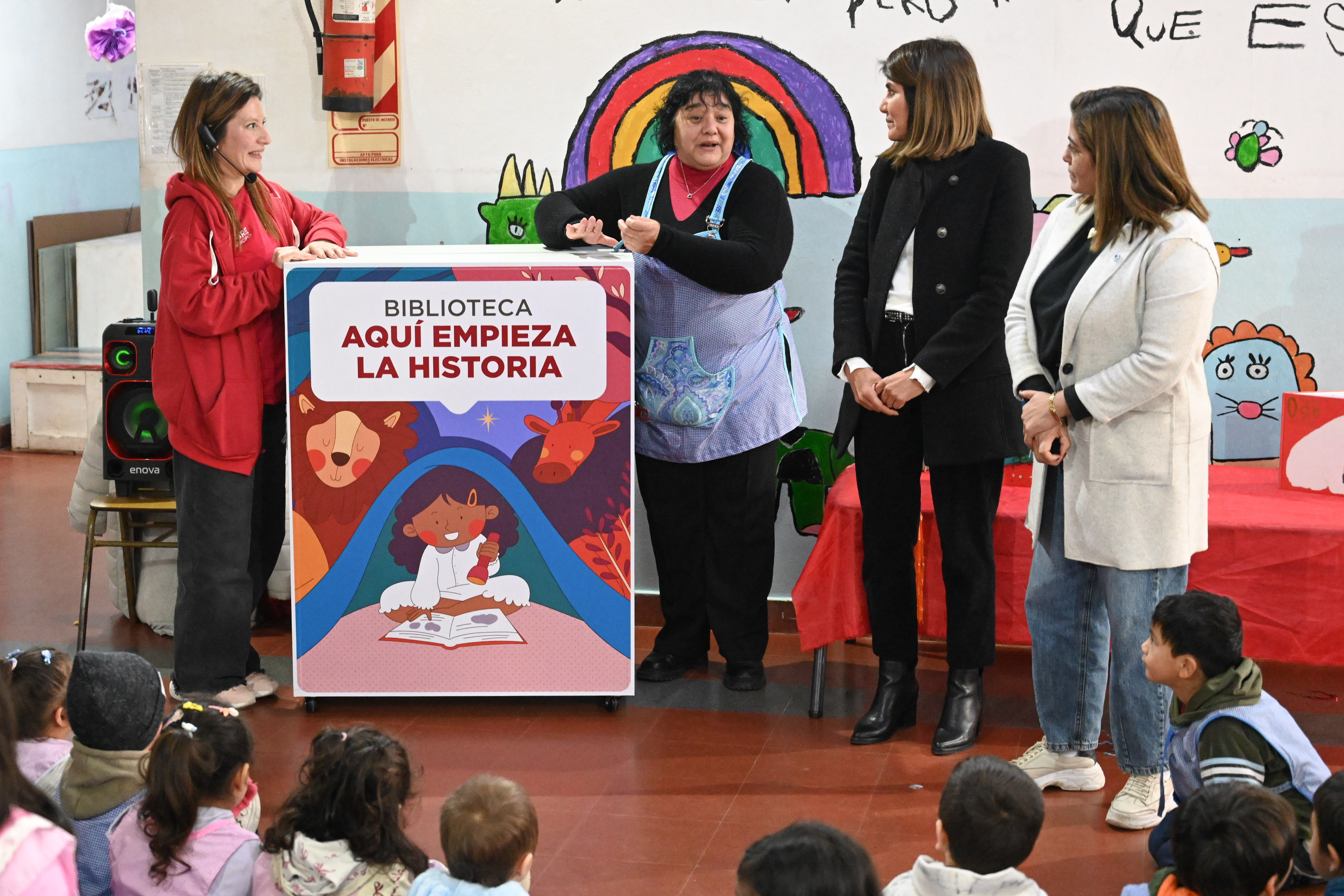 NOTICIAS  TIGRE: EN TRONCOS DEL TALAR, EL MUNICIPIO DE TIGRE ENTREGO UNA NUEVA BLIBLIOTECA MOVIL AL JARDIN DE INFANTES N&deg;935